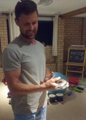 Dale Hall, da Sunshine Coast (Austrália), fez respiração boca-a-boca para salvar o lagarto - Facebook/Reprodução