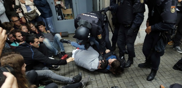 Referendo sobre a independência da Catalunha foi marcado pela violência policial - Pau Barrena/AFP