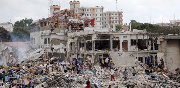Forças do governo e civis buscam por sobreviventes no local de uma explosão no distrito de Hodan, Mogadíscio - Feisal Omar/Reuters