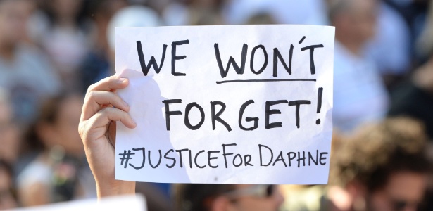 22.out.2017 - Protesto contra o assassinato da jornalista Daphne Caruana Galizia, em Malta; cartaz diz: "Não esqueceremos! #JustiçaParaDaphne" - AFP PHOTO / Matthew Mirabelli 
