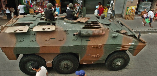 14.ar.2001 - Blindado do Exército faz policiamento durante operação na favela da Rocinha, no Rio de Janeiro (RJ), em ação de recuperação de armas roubadas - EFE/ ANTONIO LACERDA