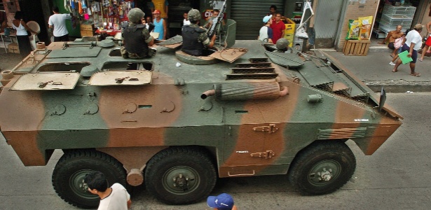 Blindado do Exército faz policiamento durante operação na favela da Rocinha, no Rio de Janeiro (RJ) - EFE/ ANTONIO LACERDA