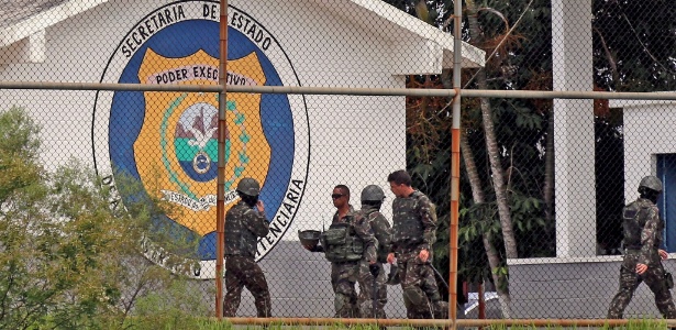 Homens das Forças Armadas e agentes da administração penitenciária fazem uma operação em presídio - Wilton Junior/Estadão Conteúdo