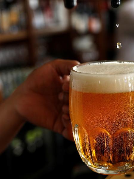 Homem serve pint de cerveja em bar de Londres, na Inglaterra, Reino Unido - REUTERS/Peter Nicholls