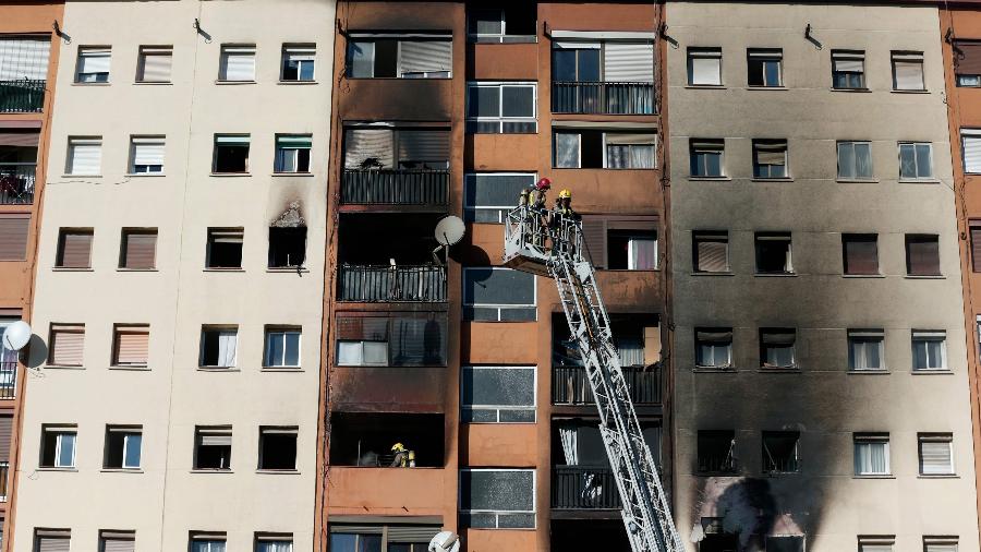 5.jan.2019 - Bombeiros combatem incêndio em prédio na cidade de Badalona, na Espanha - Pau Barrena/AFP