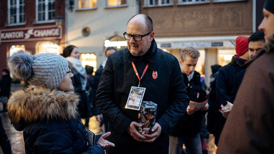 13.jan.2019 - O prefeito de Gdansk, Pawel Adamowicz, conversava com as pessoas durante evento beneficente na Polônia - Agencja Gazeta/Bartosz Banka via REUTERS
