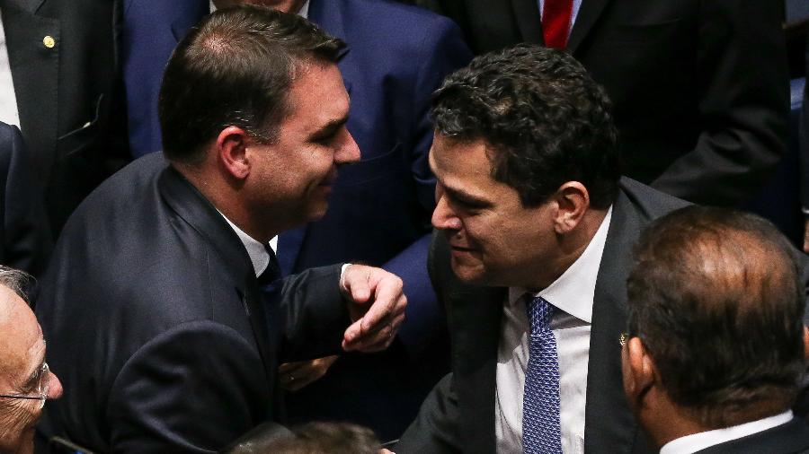 O senador Davi Alcolumbre (DEM-AP) é cumprimentado pelo senador Flávio Bolsonaro (PSL-RJ) enquanto comemora sua eleição para a presidência do Senado neste sábado (2) - Pedro Ladeira/Folhapress