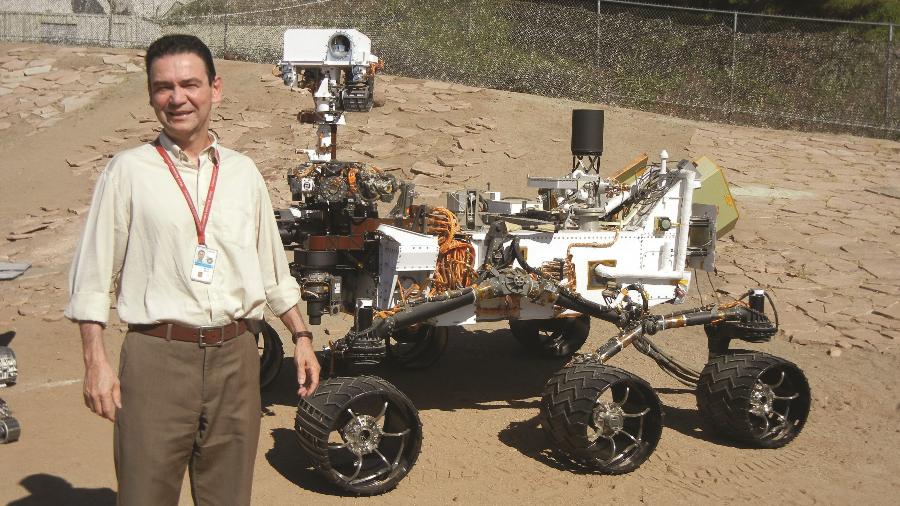 Ivair Gontijo, ao lado da Curiosity: brasileiro ajudou a projetar robô - Arquivo Pessoal