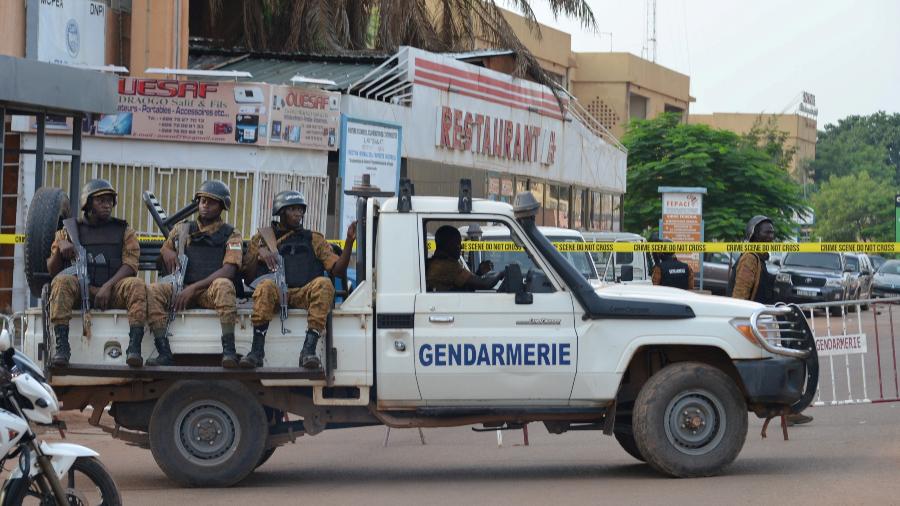 Forças de segurança fazem ronda em Ouagadougou após ataque terrorista em agosto de 2017 - Hamany Daniex/Reuters