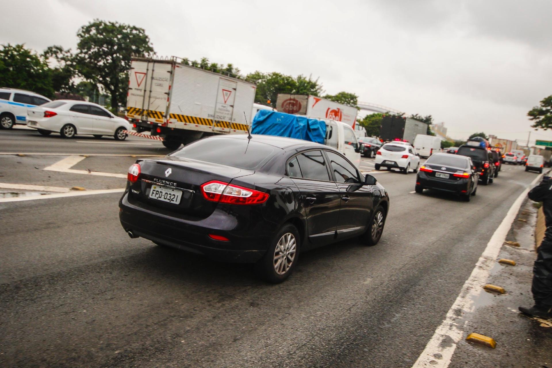 Comboio da Polícia Federal transportando o ex-presidente da República, Michel Temer, segue pela Marginal Tietê, em São Paulo, rumo ao Aeroporto de Cumbica, em Guarulhos, nesta quinta-feira (21) - MARCELO GONCALVES/SIGMAPRESS/ESTADÃO CONTEÚDO