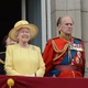 Elizabeth II é a atual Rainha da Inglaterra e ocupa o trono inglês desde 1952.* - Brasil Escola