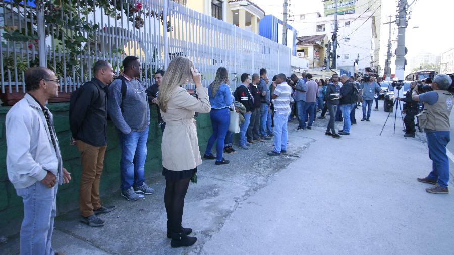 Fila de pessoas após um anúncio falso de emprego no centro de Niterói (RJ) - José Lucena/Futura Press/Estadão Conteúdo