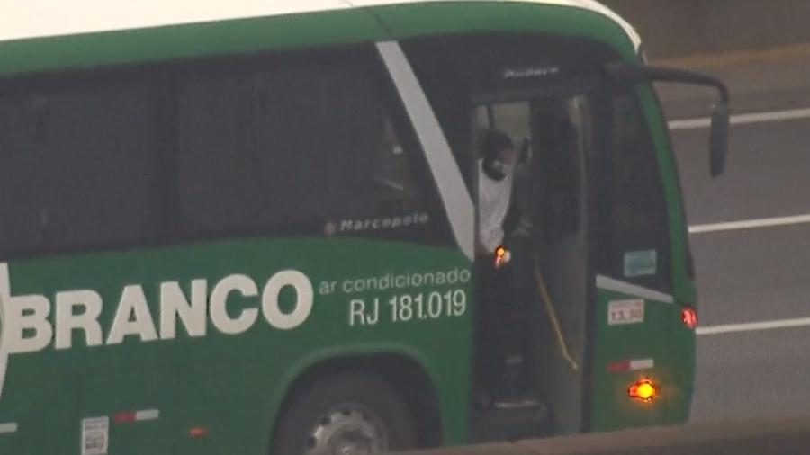 Imagem de homem que faz reféns em ônibus da Ponte Rio-Niterói  - Reprodução/TV Globo