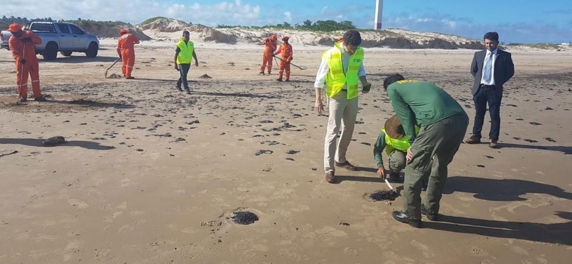 Ministro do Meio Ambiente, Ricardo Salles, durante vistoria em praia do Sergipe após manchas de óleo - @rsallesmma/Twitter