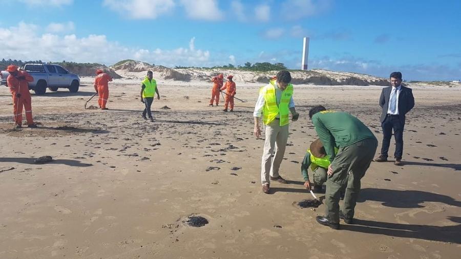 Ricardo Salles vistoria mancha de óleo em praia de Sergipe - @rsallesmma/Twitter