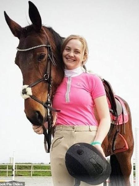 A norueguesa Pia Olden e seu cavalo, que foi comido após ser sacrificado - Facebook/Pia Olden