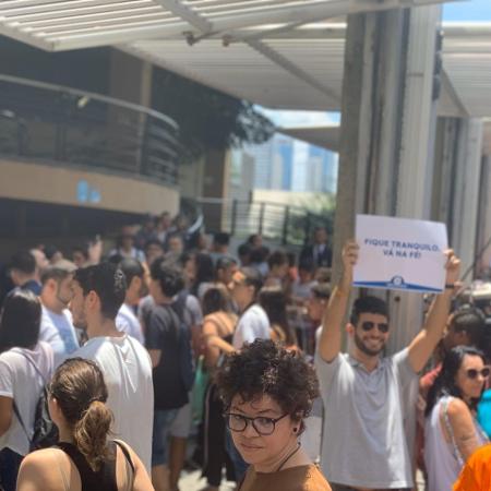 Estudantes se aglomeram em frente a universidade em São Paulo, um dos locais de prova do Enem 2019 - Vitor Pamplona/Colaboração para o UOL