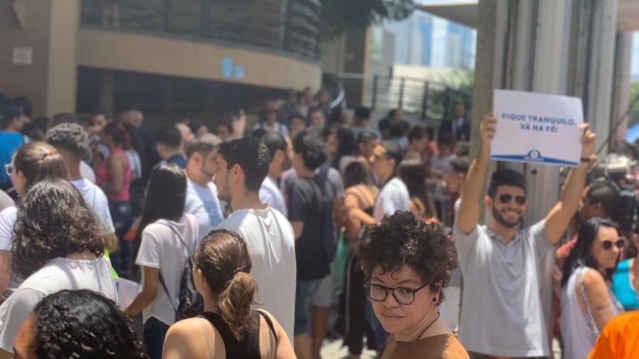 Estudantes se aglomeram em frente a universidade em São Paulo, um dos locais de prova do Enem 2019 - Vitor Pamplona/Colaboração para o UOL