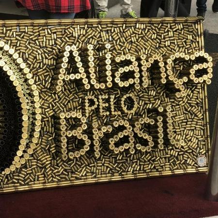 Painel escrito Aliança pelo Brasil formado por cartuchos de bala feito por Rodrigo Camacho - Lucaiana Amaral/UOL
