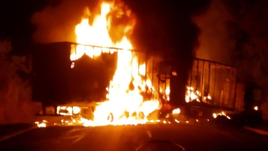 Batida entre duas carreatas causa incêndio e mata uma pessoa em MG - Divulgação/Corpo de Bombeiros/MG