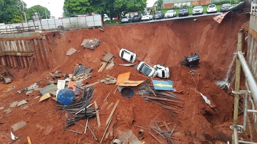 Cratera se abre e engole veículos em Brasília - Divulgação/Polícia Civil