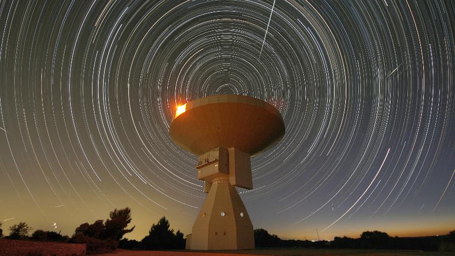 Mistérios do Universo podem ser esclarecidos com auxílio de instrumentos como radiotelescópio - Getty Images/iStockphoto
