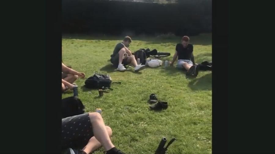 Enfermeira do NHS confrontou jovens que estavam reunidos em parque durante a quarentena - Reprodução
