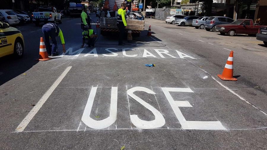 3.mai.2020 - Alertas para o uso de máscaras estão sendo pintados no asfalto das principais ruas do Rio  - Marcos Rocha/CET-Rio/DIvulgação