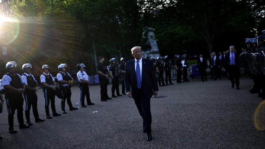 O presidente dos Estados Unidos, Donald Trump, é cercado por seguranças ao caminhar em direção ao Lafayette Park em Washington, DC, após sugerir que a Guarda Nacional seja usada nas ruas - Brendan Smialowski / AFP