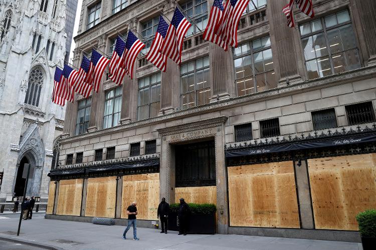 A loja de luxo Saks Fifth Avenue, na Quinta Avenida, em Nova York