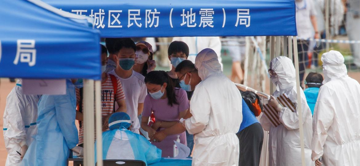 Pessoas fazem fila para serem submetidas a teste para covid-19 em Pequim - THOMAS PETER