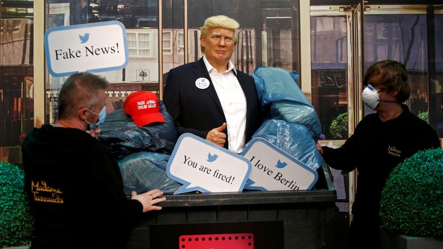 Não se deve descartar o arsenal de votos por trás do presidente Trump. Na foto, museu de Berlim "joga no lixo" estátua de cera do republicano, em ato político - MICHELE TANTUSSI/REUTERS