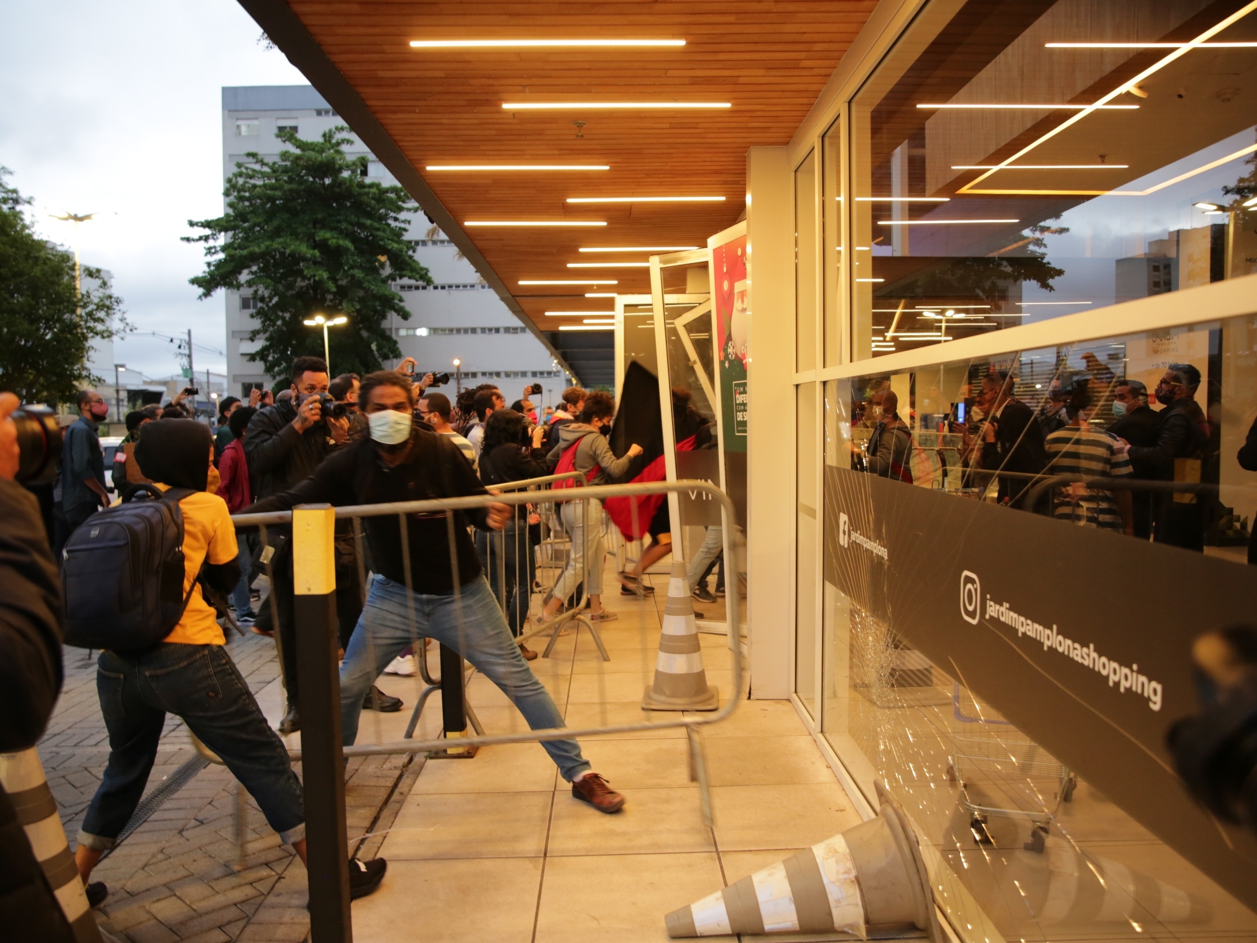 Manifestantes invadem Carrefour em SP durante protesto contra morte no RS -  20/11/2020 - UOL Notícias