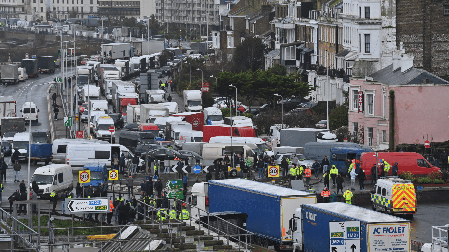 23.dez.2020 - Caminhoneiros aguardam liberação para entrar no porto de Dover, em Kent, na Inglaterra - JUSTIN TALLIS / AFP