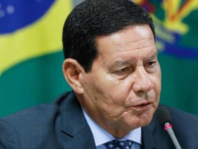 Araújo pode deixar ministério em possível reforma ministerial, diz Mourão em entrevista a rádio