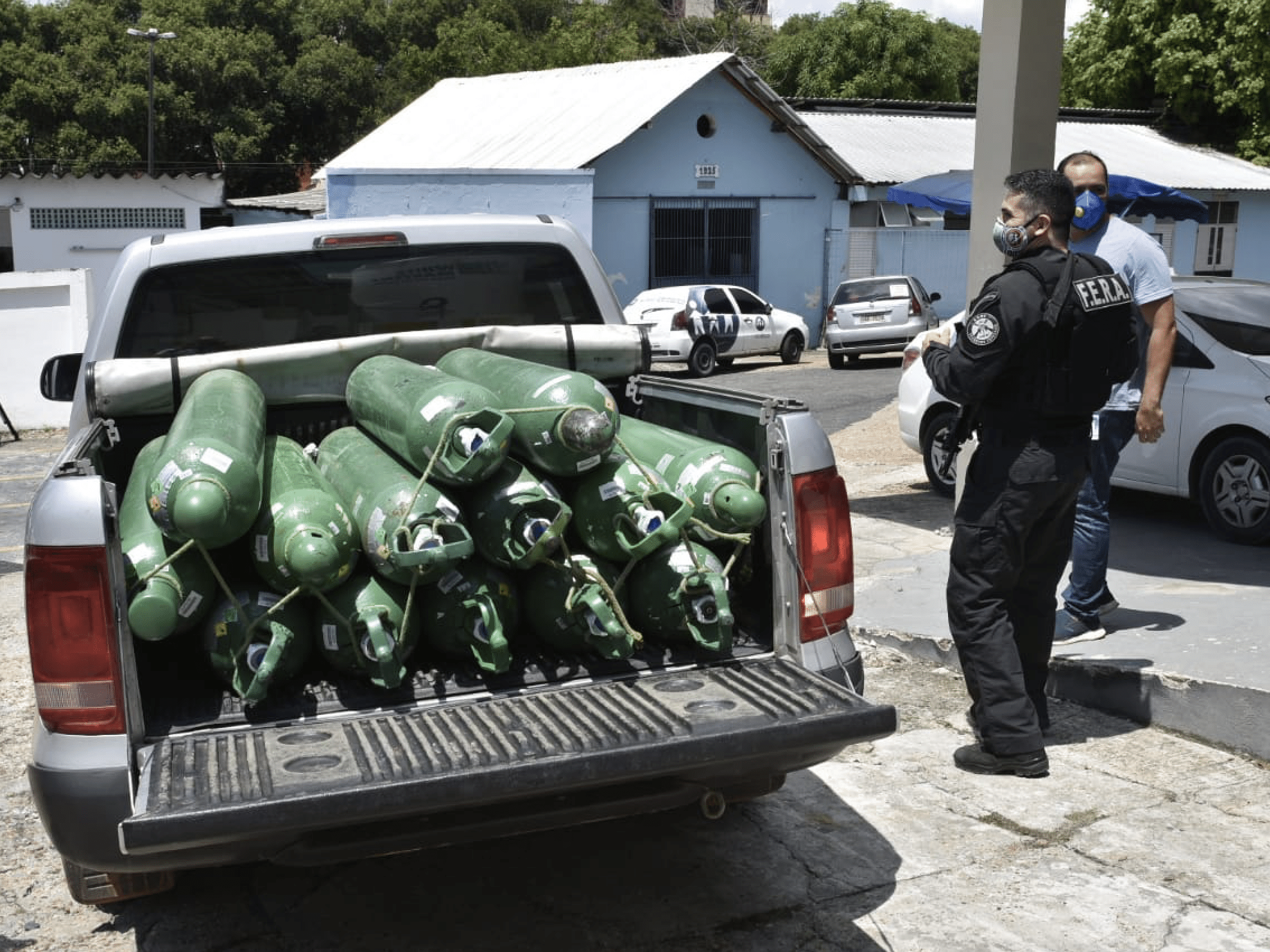 Polícia Civil de Manaus acabou de apreender um caminhão cheio de cilindros  de oxigênio - Perfil News
