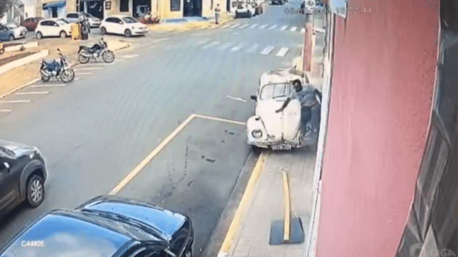Câmeras de segurança capturaram momento em que homem é atropelado por carro na contramão  - Reprodução