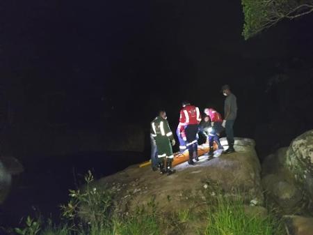 Equipe faz resgate em cachoeira em MG - Reprodução/Facebook Alerta Barão Notícias