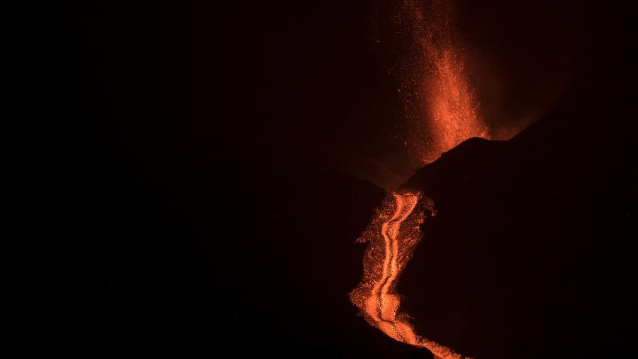 Lava do vulcão Cumbre Vieja, visto de Los Llanos de Aridane na Ilha Canária de La Palma na noite de 9 de outubro de 2021 - JORGE GUERRERO/AFP