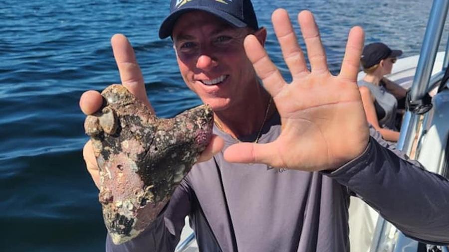 Nastasio mostra o dente de megalodonte encontrado perto da costa de Venice, na Florida - Reprodução/Arquivo Pessoal/Facebook