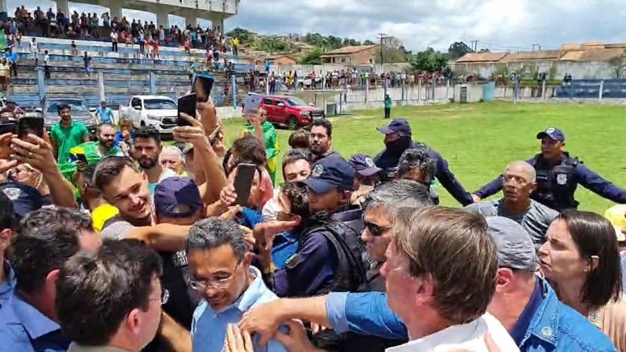 Sem máscara, Bolsonaro provoca aglomeração após sobrevoo na Bahia - Reprodução