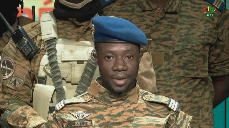 Hoje, em Burkina Faso, soldados fardados tomaram o poder prometendo "retornar à ordem constitucional" - Radio Télévision du Burkina (RTB)/AFP