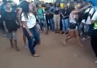Garota aponta arma para cabeça de colega durante briga em escola no DF - Reprodução/Facebook 