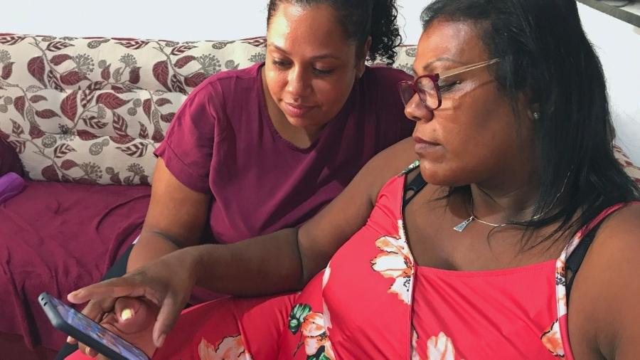 Rita de Cássia, 50, não sabe mexer no celular e pede ajuda a sua filha - Flávia Santos