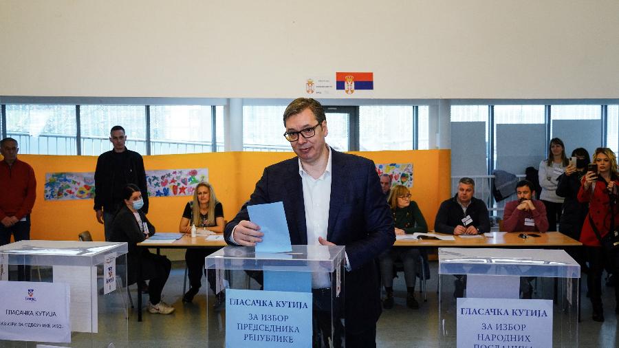 President of Serbia Aleksandar Vucic casts his vote at a polling station in Belgrade, during general elections on April 3, 2022. (Photo by AFP) - -/AFP
