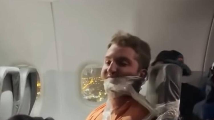 Maxwell Berry grabbed two flight attendants and attacked another while flying in the USA;  sentenced to two months in prison - Reproduction/Youtube - Reproduction/Youtube