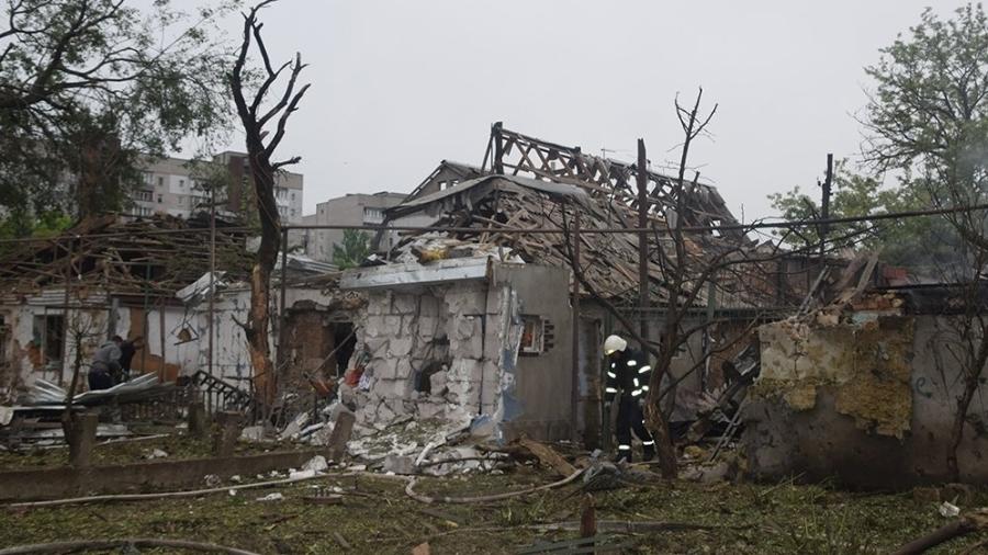 18.mai.2022 - Área residencial em Mykolaiv, no sudeste da Ucrânia, foi atingida por ataque com mísseis - Reprodução/Facebook/DSNSMYKOL