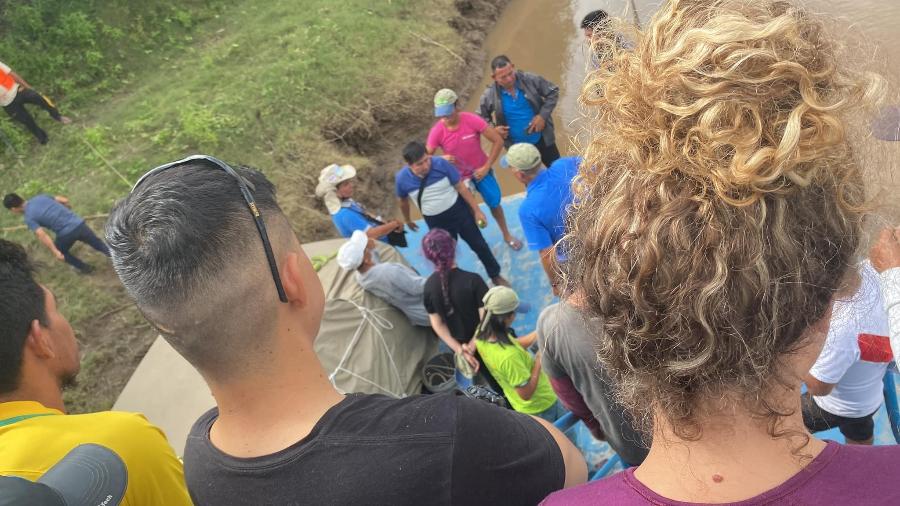 Turistas ficaram detidos em barco em meio à protestos contra derramamento de petróleo no Peru - Reprodução/Facebook