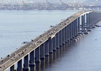 Motociclista cai da ponte Rio-Niterói após acidente com caminhão - Reprodução/Ecopontes