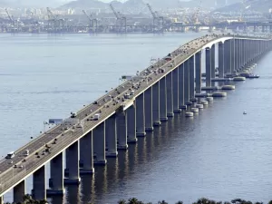 Motociclista cai da ponte Rio-Niterói após acidente com caminhão